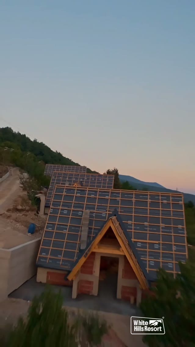 Krov na prvoj vikendici, gradilište u sumrak