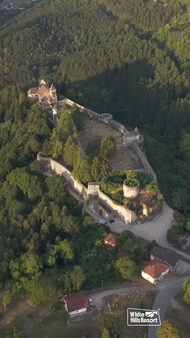 Dvorac Ostrožac na stijeni nad Unom