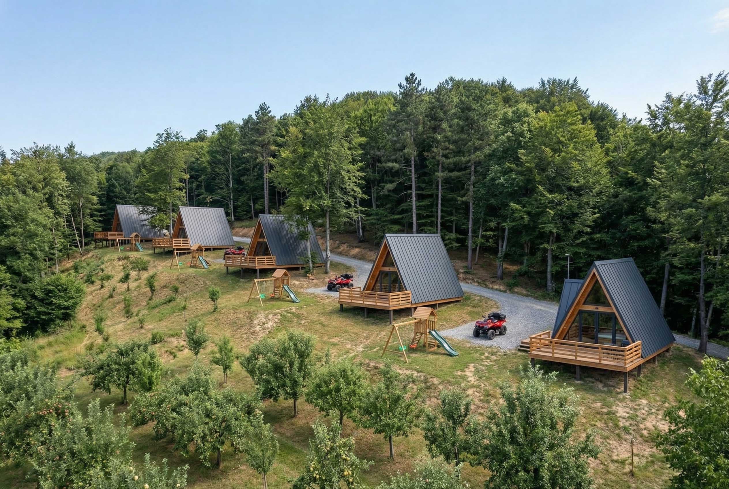 A-frame vikendice White Hills Resorta sa quadovima spremnim za polazak