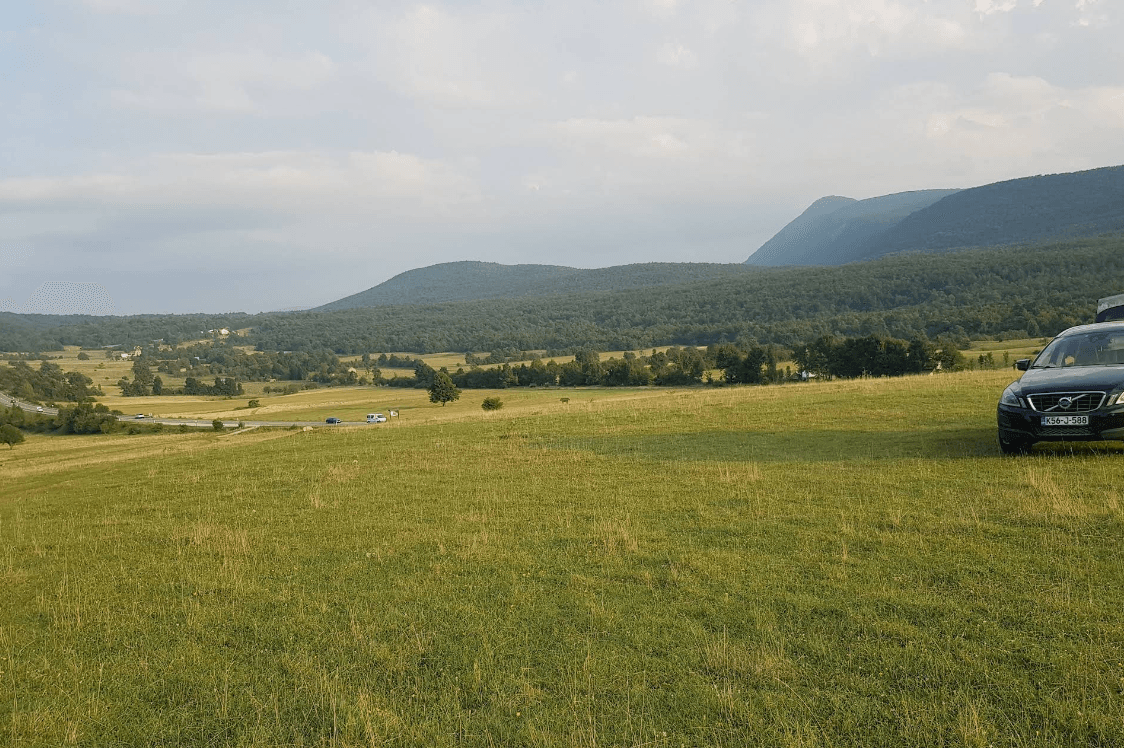 Panoramska vožnja kroz livade i pašnjake prema Štrbačkom buku